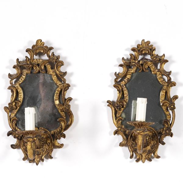 Coppia di specchiere in legno intagliato e dorato. XIX secolo
