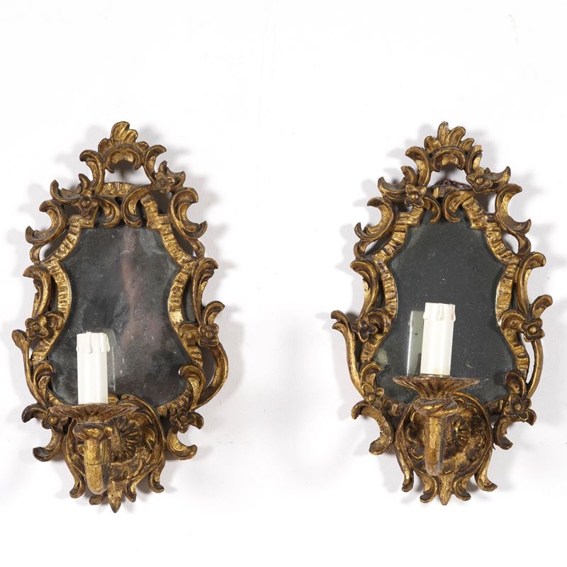 Coppia di specchiere in legno intagliato e dorato. XIX secolo  - Asta Fabio Fazio, arredi e ricordi di una casa di campagna - Cambi Casa d'Aste
