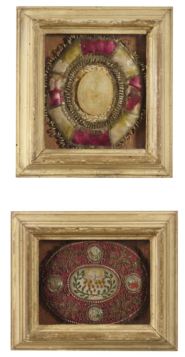 Due pannelli devozionali in papier roulés e fili metallici con medaglioni in cera e carta. XVIII-XIX secolo