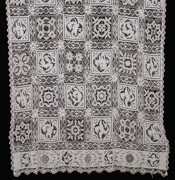 Tenda riccamente ricamata a decori geometrici ed animali