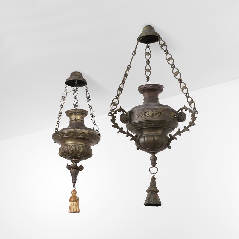 Due lanterne in metallo dorato sbalzato a fiori  - Auction Fabio Fazio, furniture and memories of a country house - Cambi Casa d'Aste