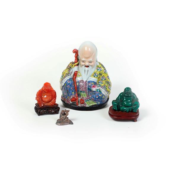 Lotto di 4 statuine di Buddha, 1 in porcellana, 3 in pietre dure