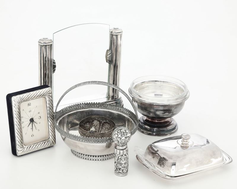 Lotto di oggetti in argento e metallo argentato. Italia XX secolo  - Auction Silverware - Cambi Casa d'Aste