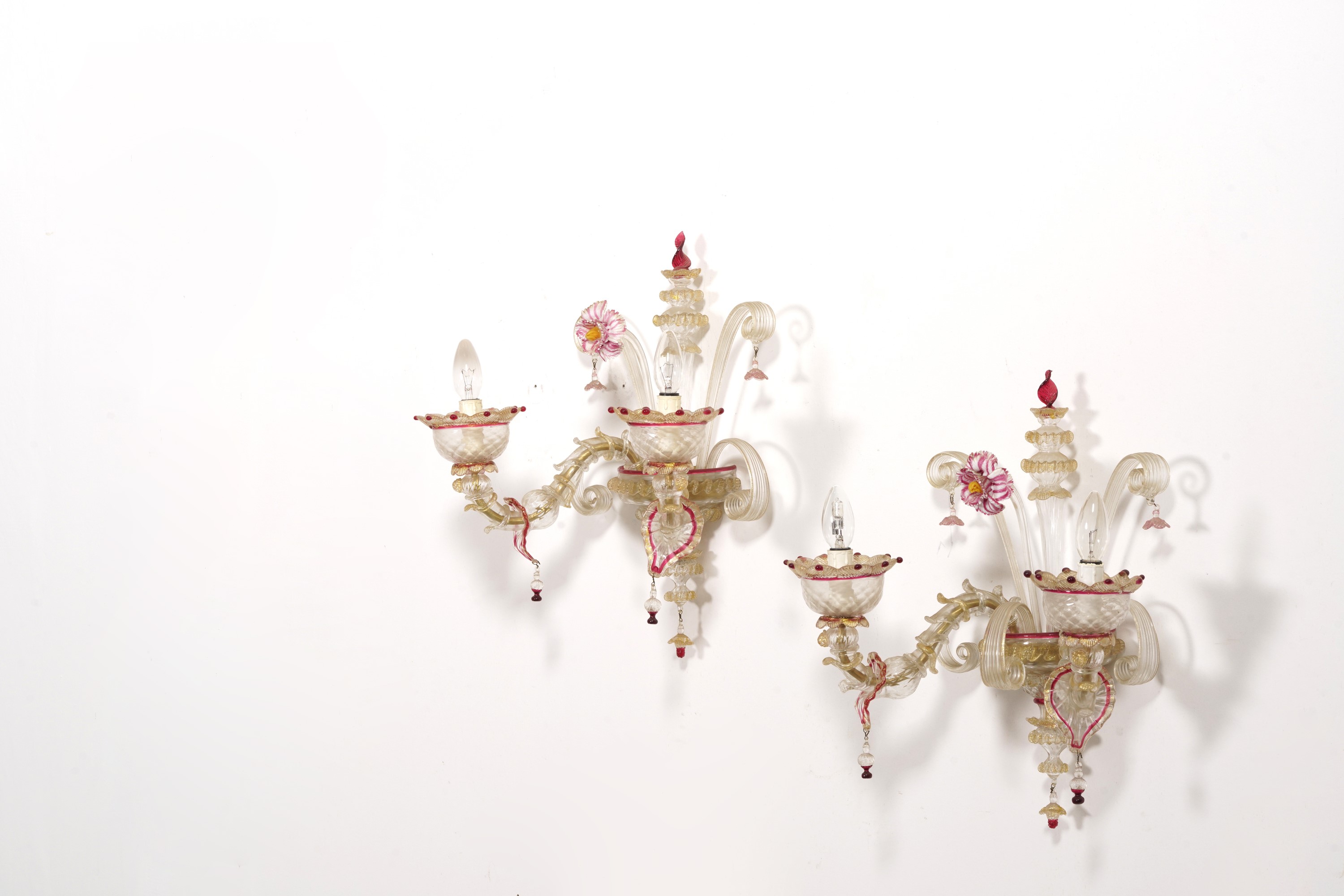 Coppia di Applique in Vetro a Due Luci. XX Secolo