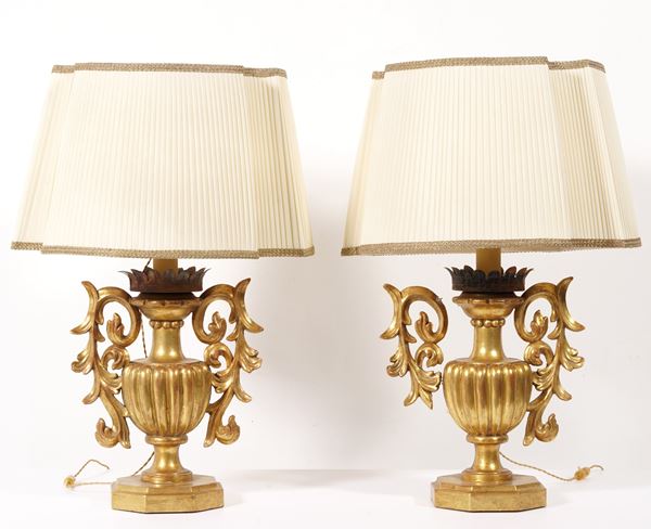 Coppia di vasi in legno intagliato e dorato, montati a lampada, XIX secolo