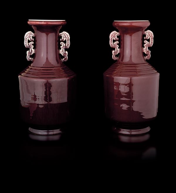 Coppia di vasi in porcellana monocroma sangue di bue con anse sagomate a foggia di draghi, Cina, Dinastia Qing, XIX secolo