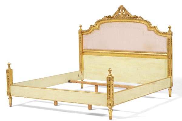 Letto in legno intagliato e dorato, XX secolo