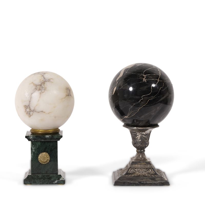 Due sfere in marmo su supporti  - Asta Antiquariato - Cambi Casa d'Aste