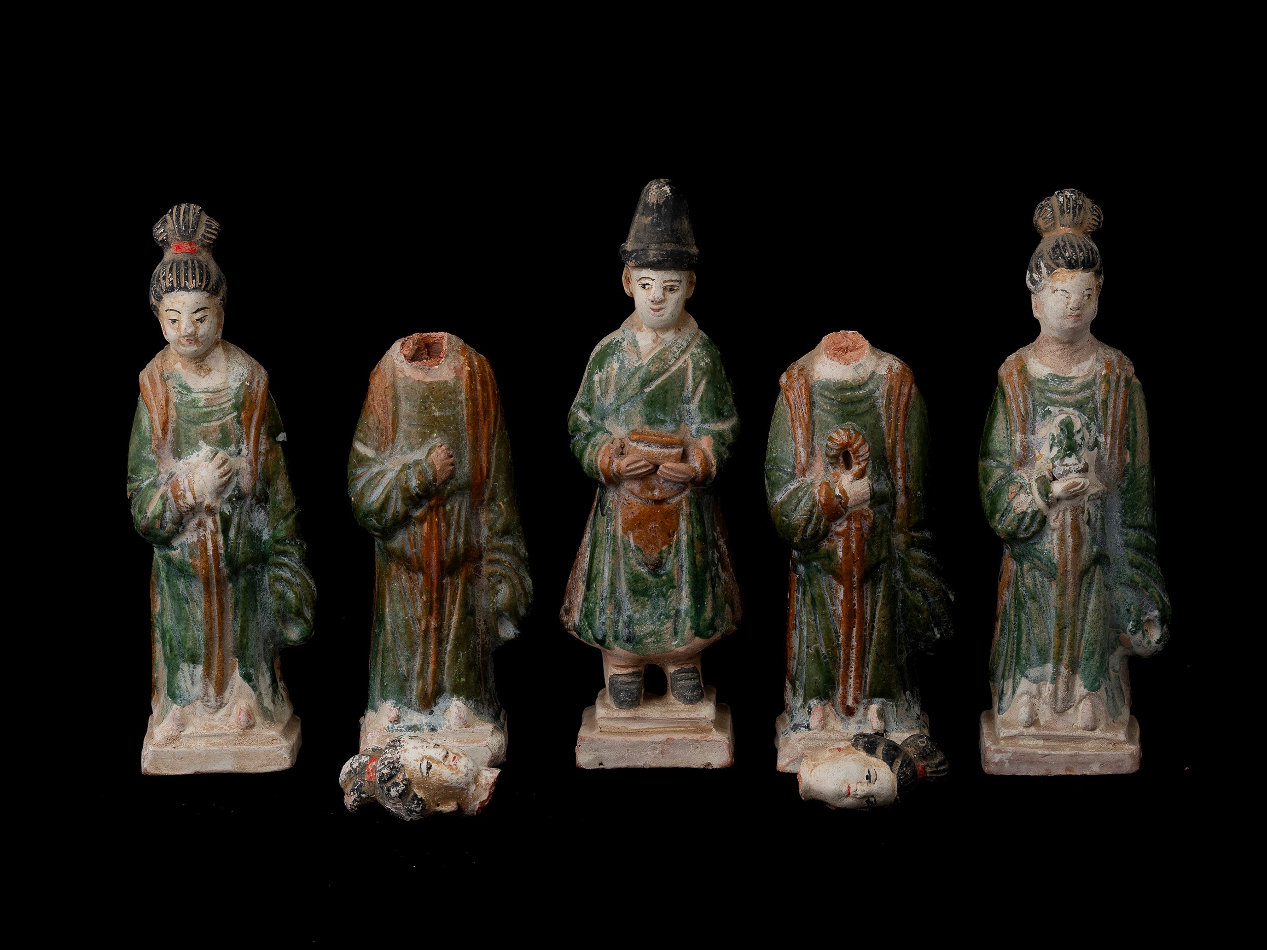 Gruppo di Fanciulle in Terracotta Smaltata Sancai, Cina, Dinastia Ming (1368-1644)