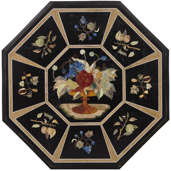 Piano ottagonale in commessi di marmo e pietre dure, firmato Fiume (?) XX secolo