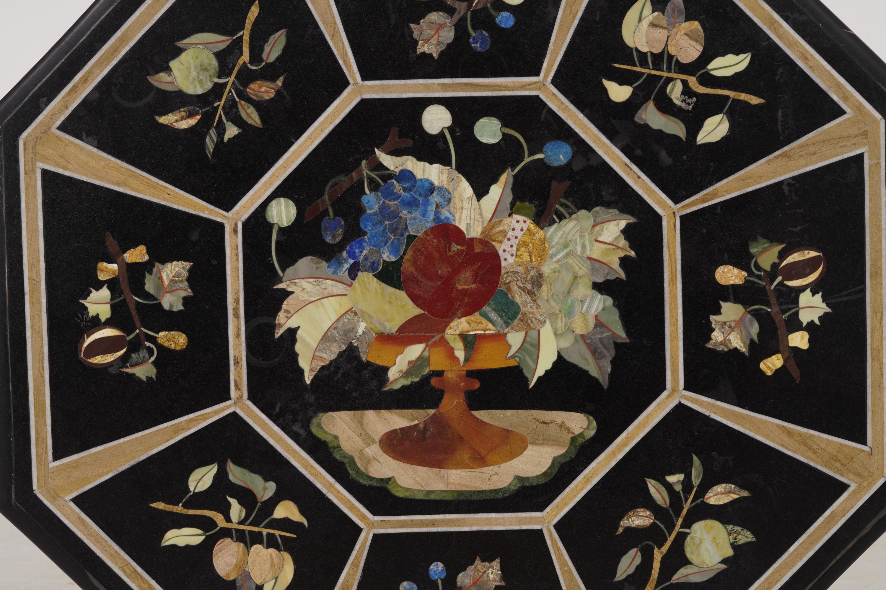 Piano Ottagonale in Commessi di Marmo e Pietre Dure, Firmato Fiume (?) XX Secolo