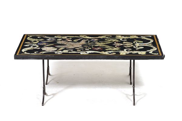 Piano rettangolare in commessi di marmo e pietre dure, firmato Fiume (?)