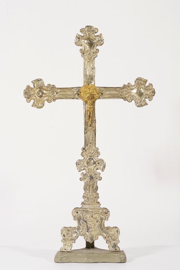 Crocifisso in metallo argentato. XIX secolo