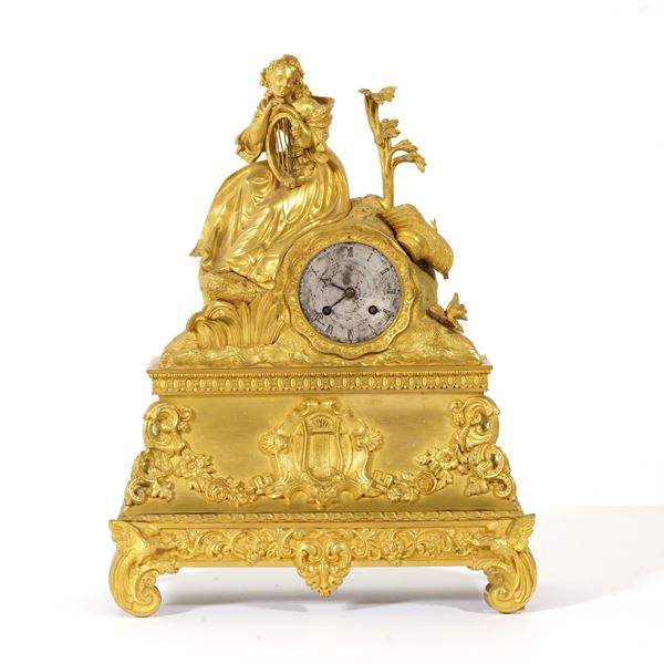Pendola da tavolo in bronzo dorato. XIX secolo