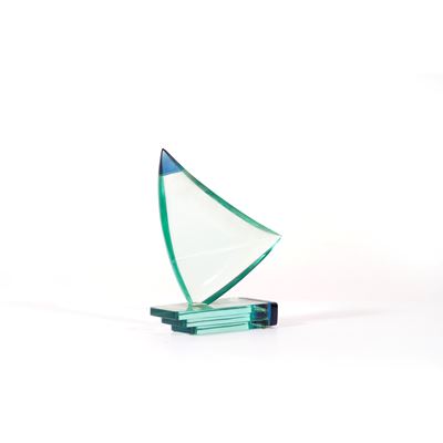 Scultura in Vetro Molato Parzialmente Policromo a Foggia di Vela