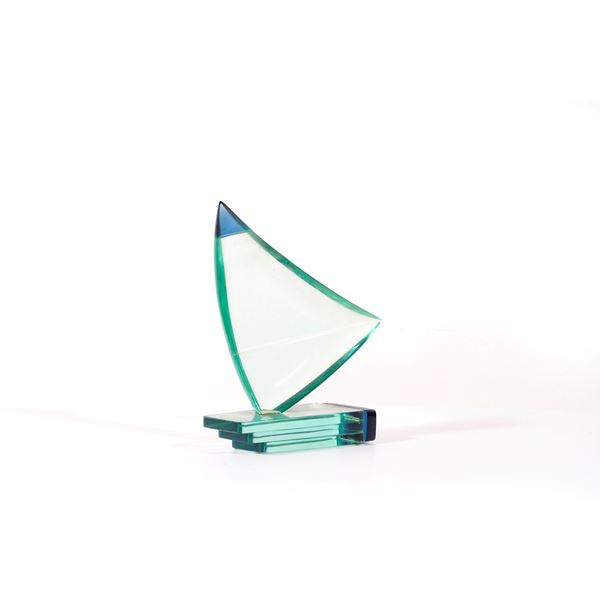 Scultura in vetro molato parzialmente policromo a foggia di vela