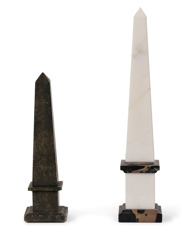 Due obelischi diversi in marmo
