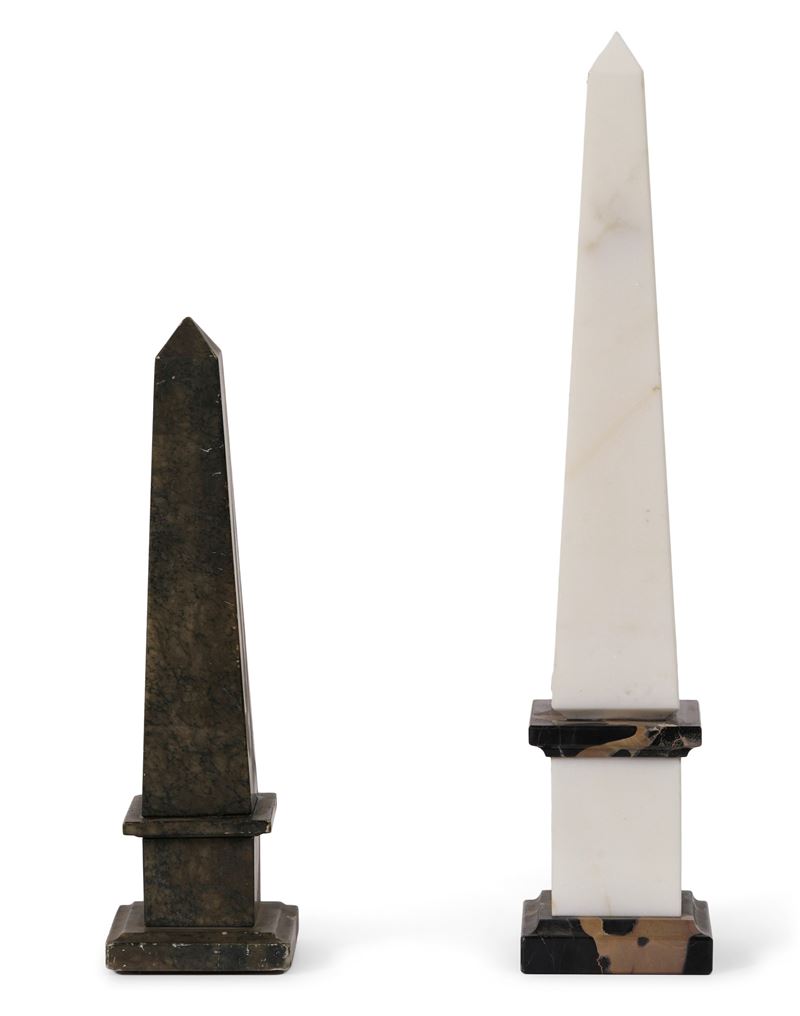 Due obelischi diversi in marmo  - Asta Antiquariato - Cambi Casa d'Aste