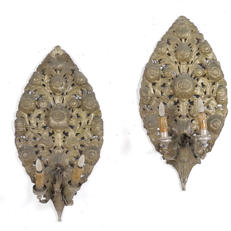 Coppia di appliques a due fiamme in metallo sbalzato e dorato. XVIII-XIX secolo  - Asta Antiquariato - Cambi Casa d'Aste