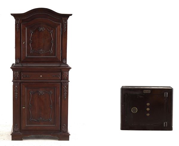 Lotto composto da una credenza con alzata in stile e una cassaforte Fichet Torino