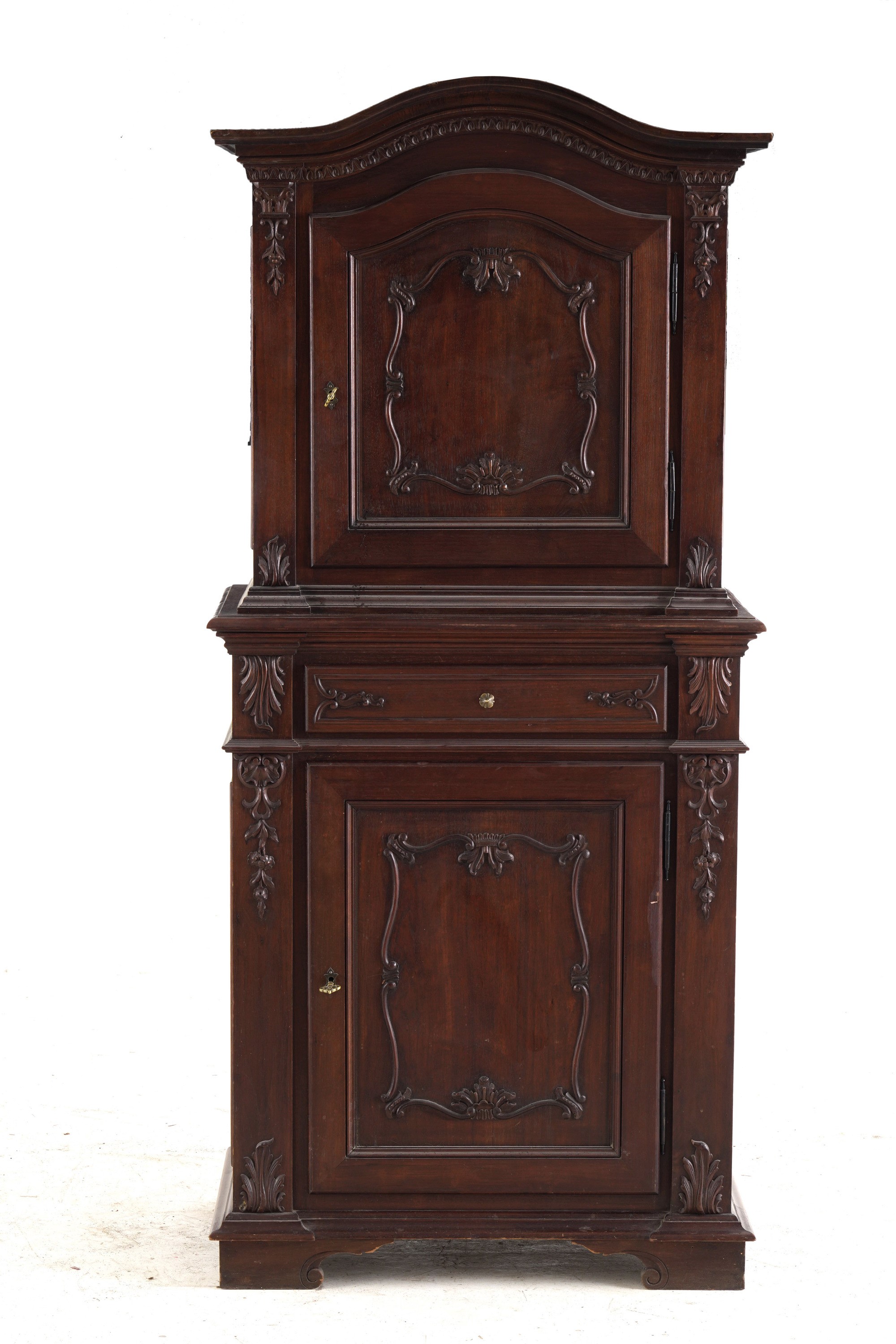 Lotto Composto da una Credenza con Alzata in Stile e una Cassaforte Fichet Torino