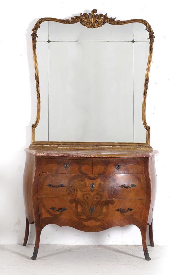 Coppia di cassettoni in stile barocchetto con specchiere dorate in stile