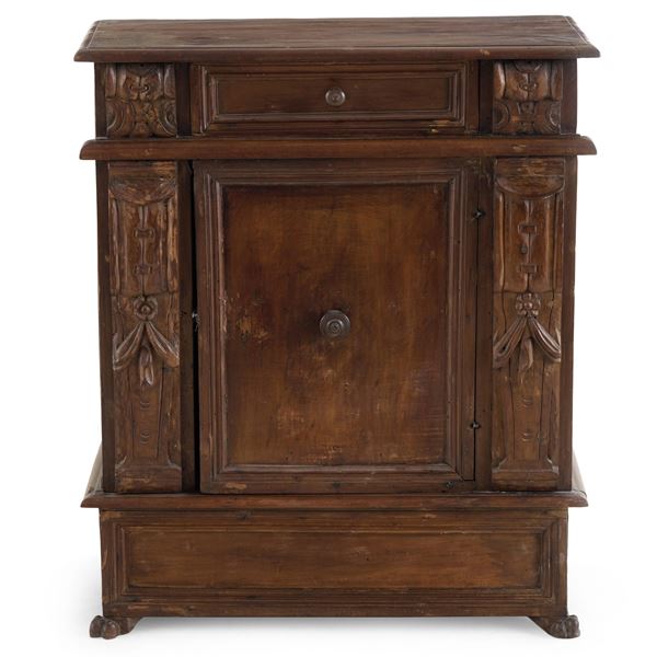 Antico inginocchiatoio in legno intagliato trasformato in comodino