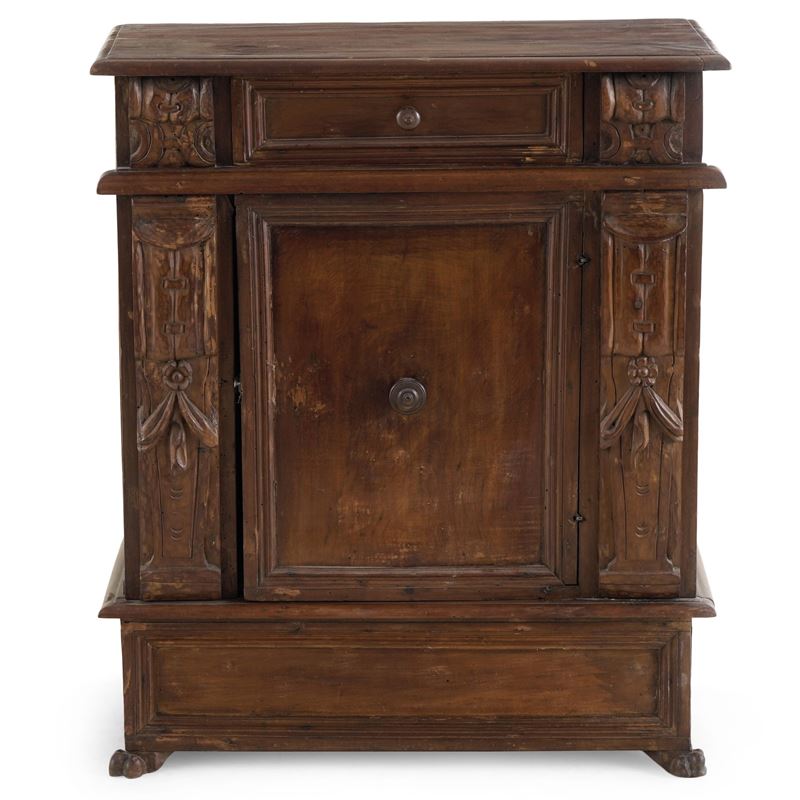 Antico inginocchiatoio in legno intagliato trasformato in comodino  - Asta Antiquariato - Cambi Casa d'Aste