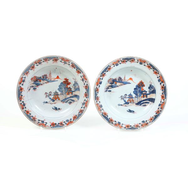 Coppia di piatti in porcellana Imari