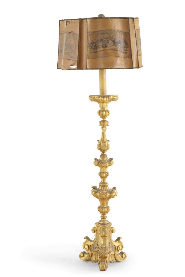 Piantana in legno intagliato e dorato. XVIII secolo