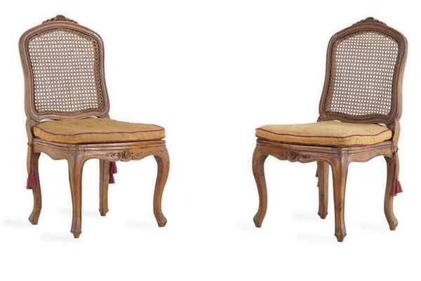 Tre sedie in noce intagliato. XVIII secolo