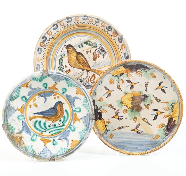 Due piatti e un'alzatina. Italia, XVIII secolo.