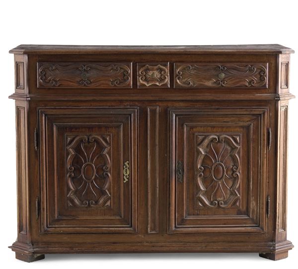 Credenza piemontese barocchetto a due ante in legno intagliato. XIX-XX secolo
