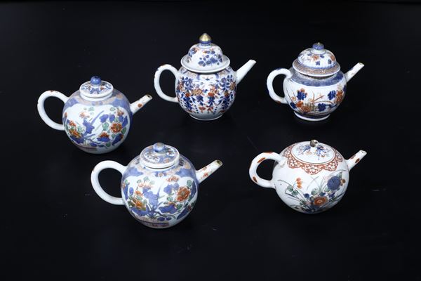 Cinque teiere in porcellana a decoro Imari