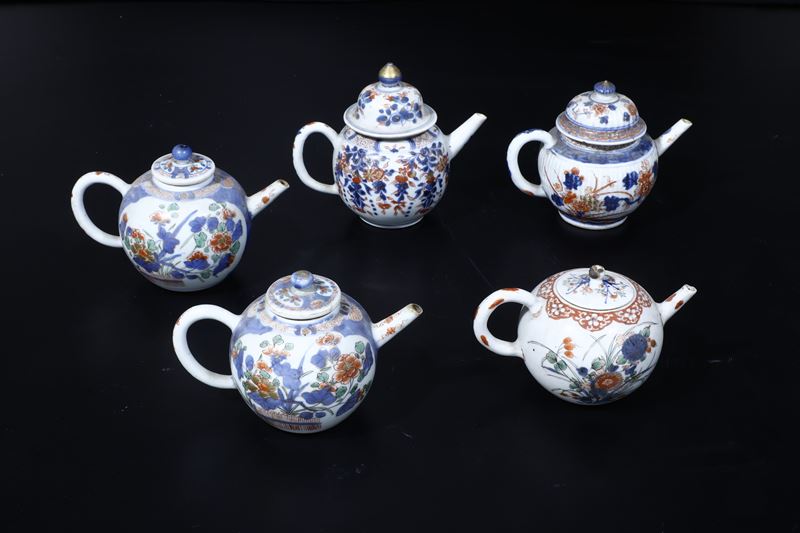 Cinque teiere in porcellana a decoro Imari  - Auction Antique - Cambi Casa d'Aste