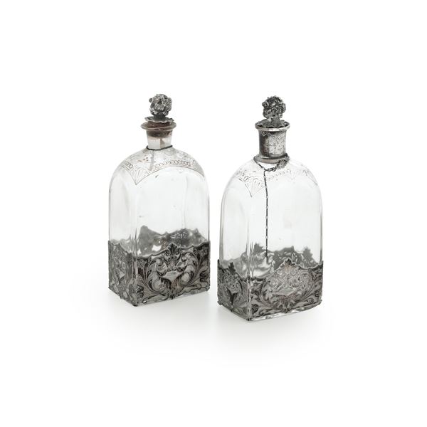 Coppia di bottiglie. Argenteria italiana del XX secolo, apparentemente prive di punzonatura