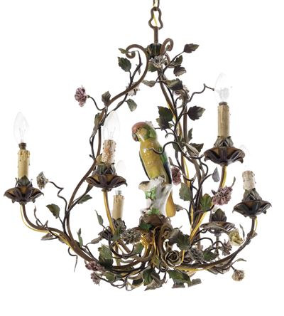Lampadario in Metallo Dipinto e Porcellana. XIX Secolo