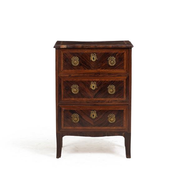 Comodino Luigi XVI lastronato e filettato. XVIII-XIX secolo