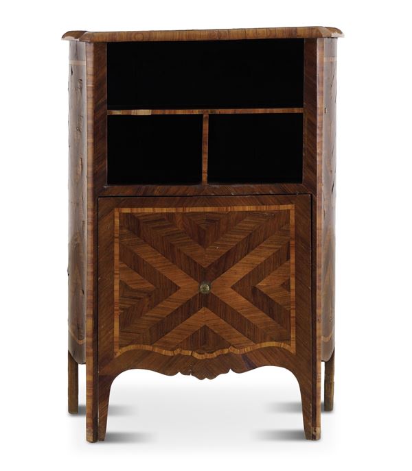 Comodino Luigi XV lastronato ed intarsiato. XVIII secolo