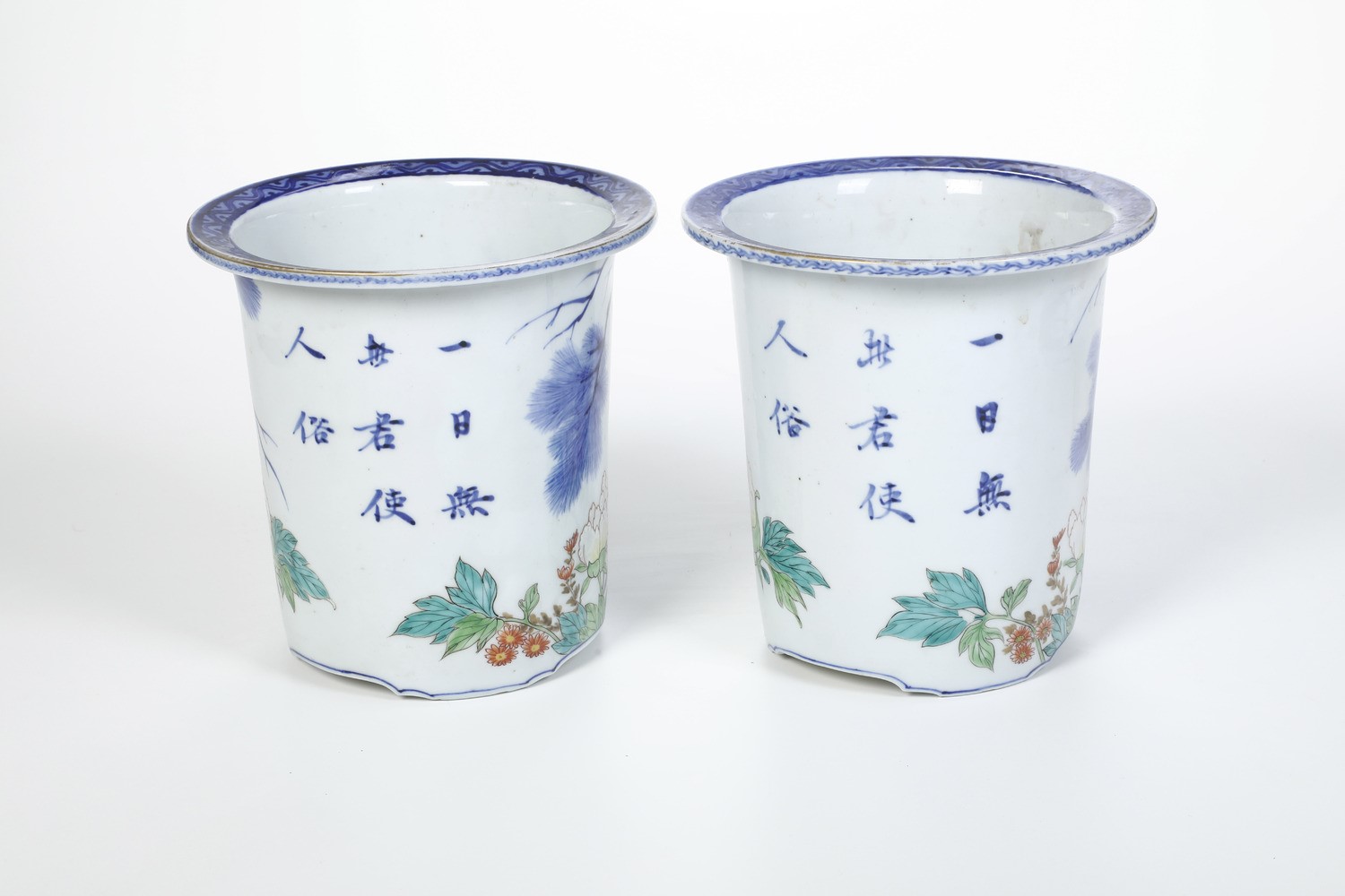 Coppia di Giardiniere in Porcellana. Cina XX Secolo