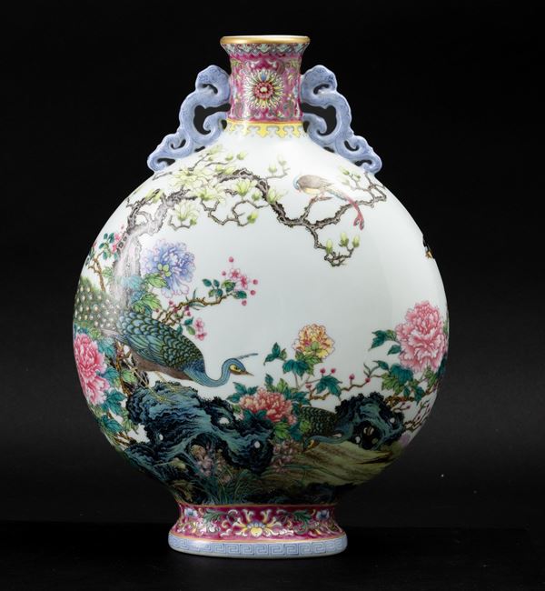 Moon Flask in porcellana raffigurante paesaggio con pavoni, Cina, Dinastia Qing, XX secolo