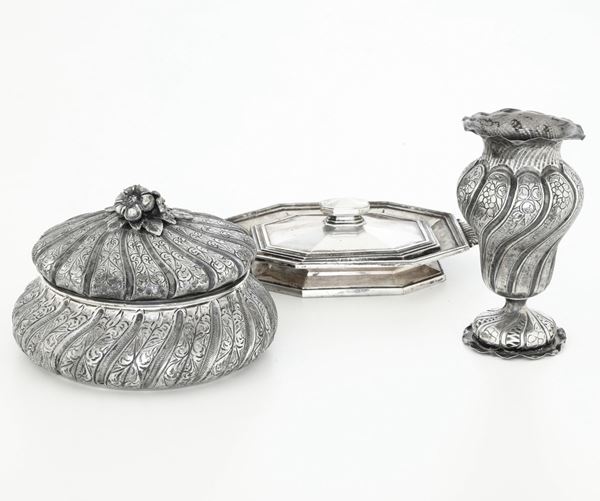 Lotto di tre oggetti in argento. Argenteria italiana del XX secolo, argentieri differenti
