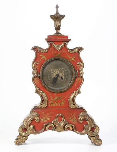 Orologio da Tavolo con Cassa in Lacca Rossa e Applicazioni Dorate. XIX-XX Secolo