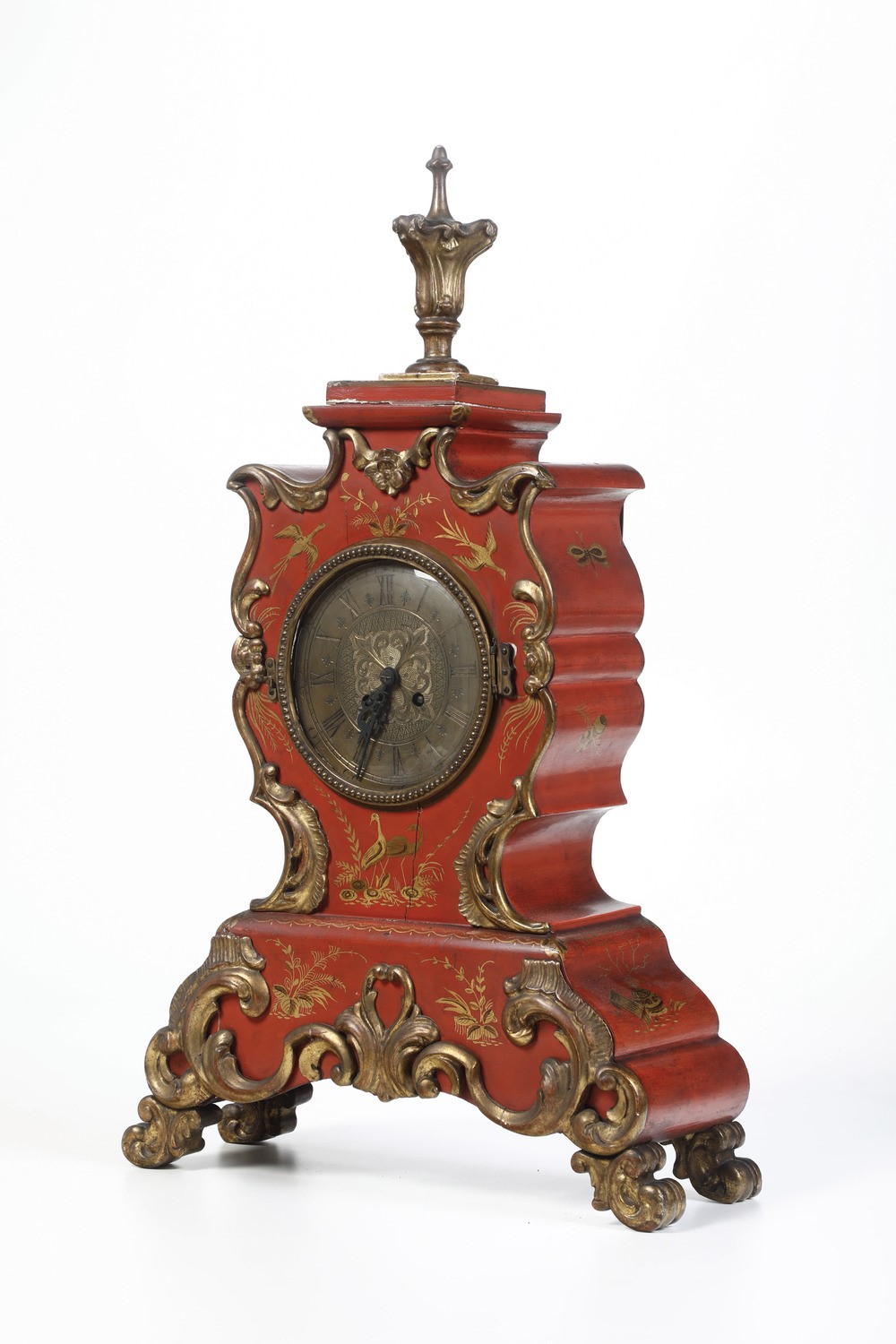 Orologio da Tavolo con Cassa in Lacca Rossa e Applicazioni Dorate. XIX-XX Secolo