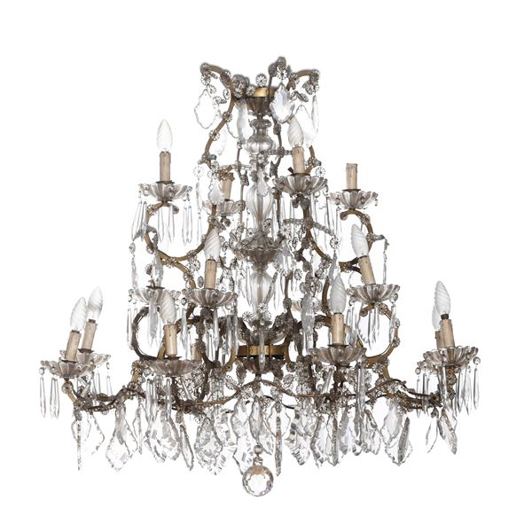 Lampadario in metallo dorato con pendenti, bobeches e perlinature in vetro molato