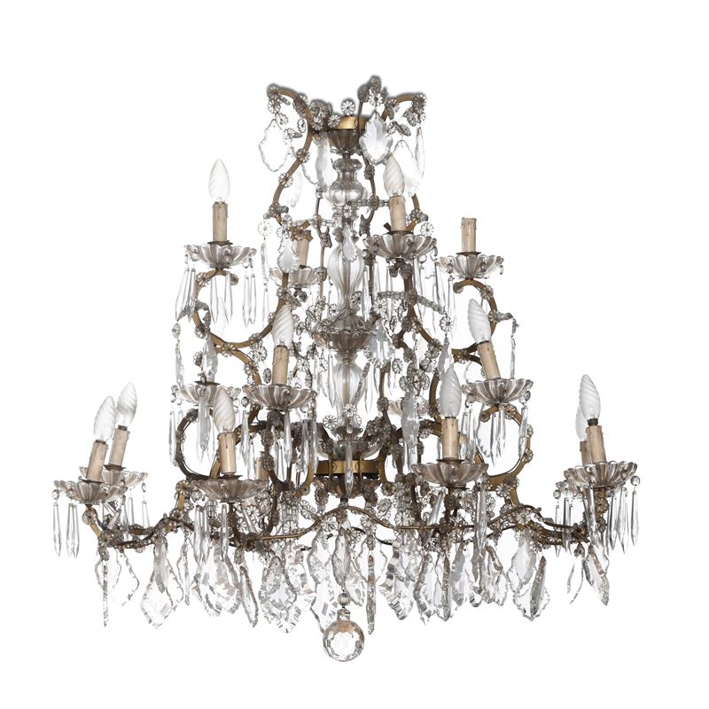 Lampadario in metallo dorato con pendenti, bobeches e perlinature in vetro molato  - Asta Antiquariato - Cambi Casa d'Aste