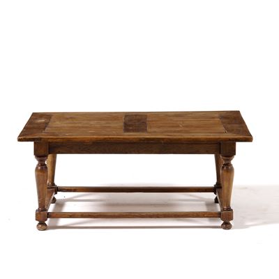 Tavolo Basso in Legno con Gambe Tornite. XX Secolo