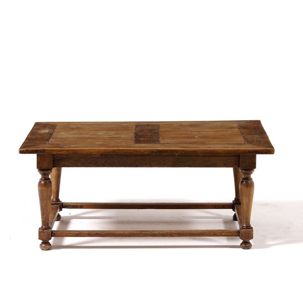 Tavolo basso in legno con gambe tornite. XX secolo