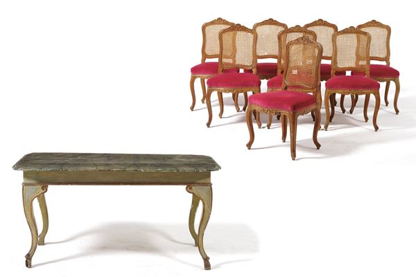 Tavolo in legno laccato a finto marmo e otto sedie in legno intagliato