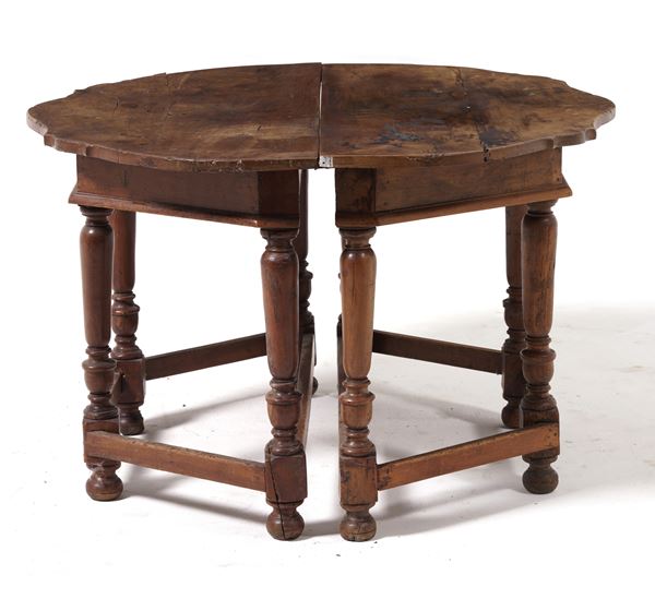 Due mezzi tavoli in legno. XVIII-XIX secolo